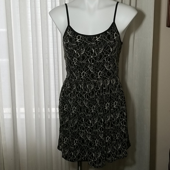 finn & clover Dresses & Skirts - Finn & Clover Fully Lined Lace Dress in M